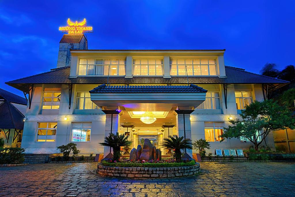 Combo Khách sạn Mường Thanh Holiday Đà Lạt: Vé máy bay + Phòng khách sạn 4* + Ăn sáng